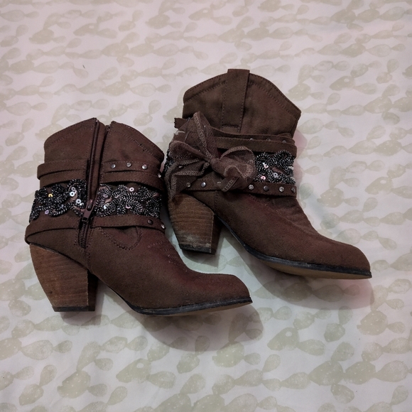 Woman's boots - Picture 2 of 3